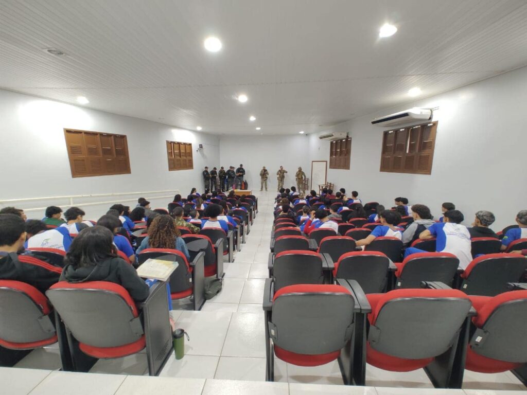 iapen-e-policia-penal-fazem-apresentacao-em-escola-no-projeto-acre-pela-vida