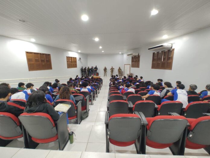 iapen-e-policia-penal-fazem-apresentacao-em-escola-no-projeto-acre-pela-vida