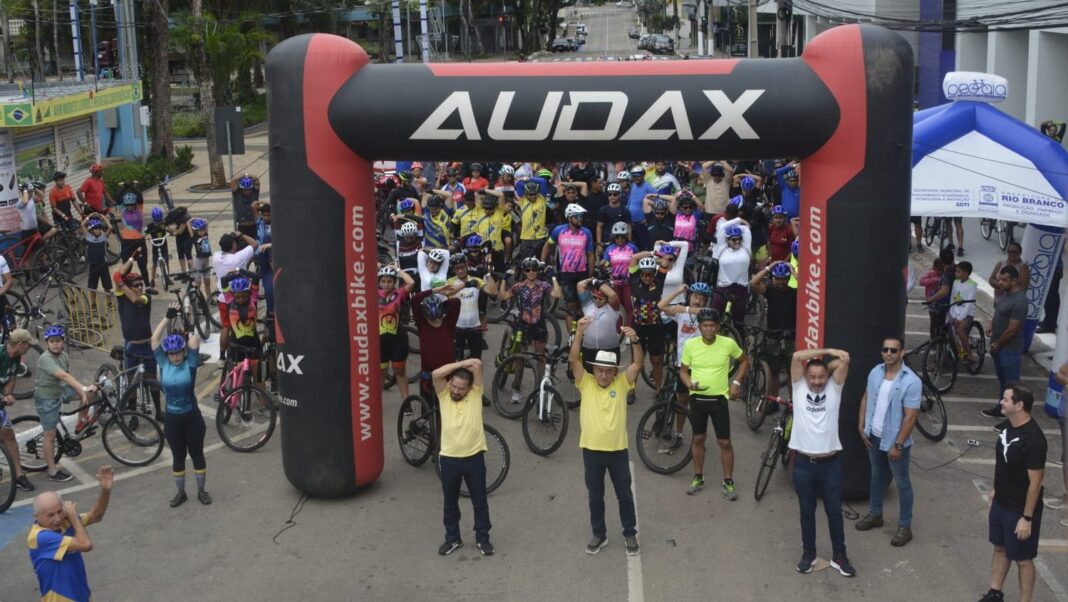 4a-edicao-do-pedala-rio-branco-reune-centenas-de-ciclistas-na-praca-da-revolucao