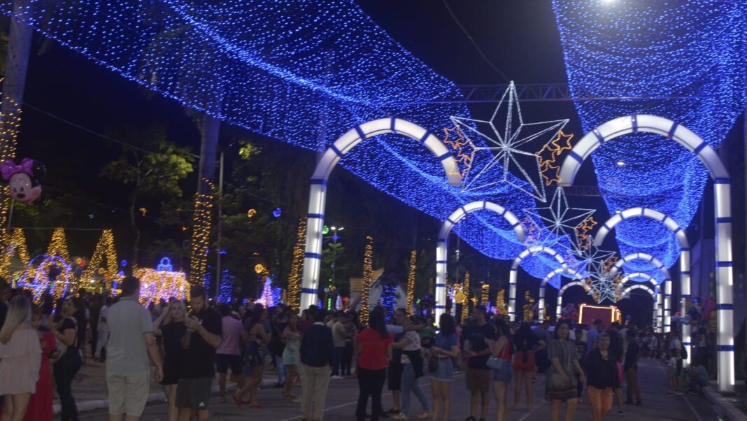 prefeitura-de-rio-branco-transforma-a-praca-da-revolucao-com-o-acender-das-luzes-do-natal