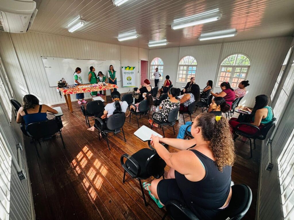 secretaria-da-mulher-da-inicio-a-cursos-livres-de-customizacao-de-sandalias-e-camisetas