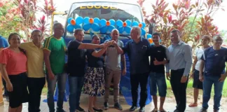 prefeitura-de-placido-de-castro,-por-meio-da-semed,-entrega-onibus-escolar-para-a-escola-carlos-jose-dos-santos,-no-km-14