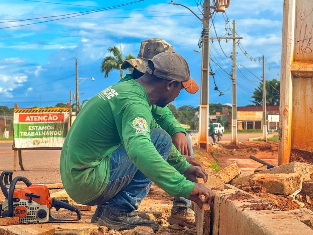 com-70%-concluida,-obra-da-nova-entrada-de-placido-de-castro-e-vistoriada-pelo-deracre