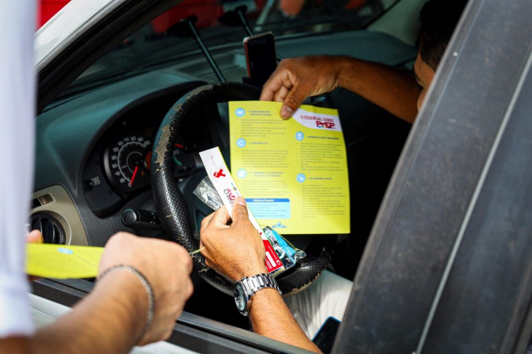 dezembro-vermelho:-sesacre-realiza-pit-stop-de-conscientizacao-em-sinal-de-transito-na-capital