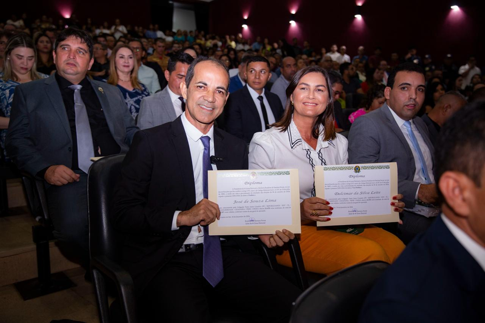 prefeito-zequinha-lima-e-delcimar-leite-sao-diplomados-em-solenidade-no-teatro-dos-nauas