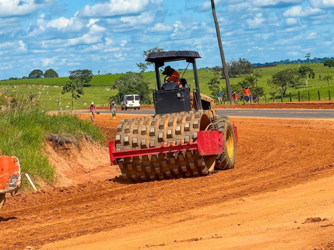 deracre-avanca-na-pavimentacao-da-estrada-da-variante-em-xapuri,-com-investimento-de-r$-26-milhoes