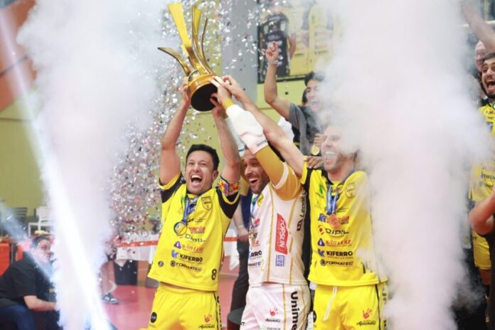 a-reconstrucao-da-locomotiva:-jaragua-sai-da-quase-falencia-ao-penta-da-liga-nacional