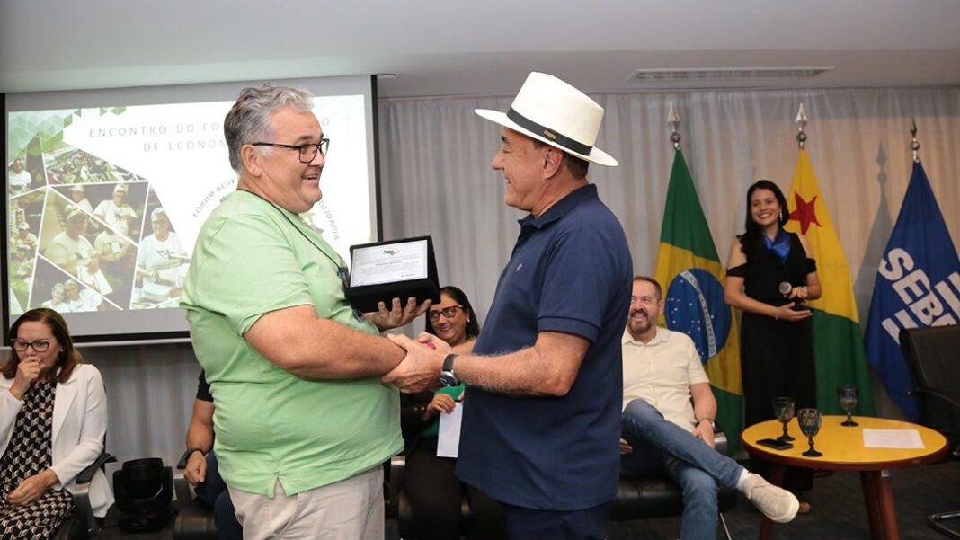 prefeito-de-rio-branco-e-homenageado-durante-forum-dos-empreendedores-na-capital