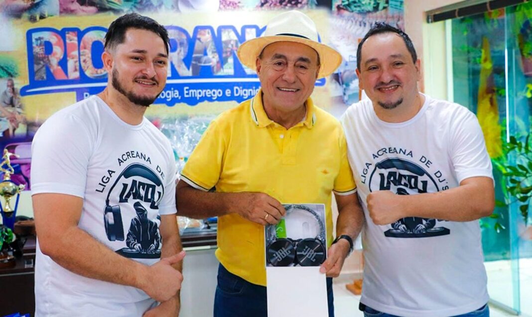 prefeito-de-rio-branco-recebe-homenagem-de-fazedores-de-cultura-da-capital