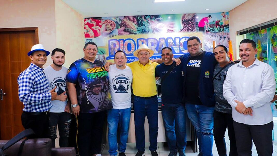 prefeito-de-rio-branco-recebe-homenagem-de-fazedores-de-cultura-da-capital