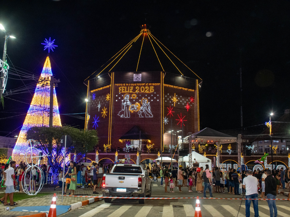 cruzeiro-do-sul-celebra-o-natal-com-acender-das-luzes-e-chegada-do-papai-noel-na-praca-do-centro-cultural