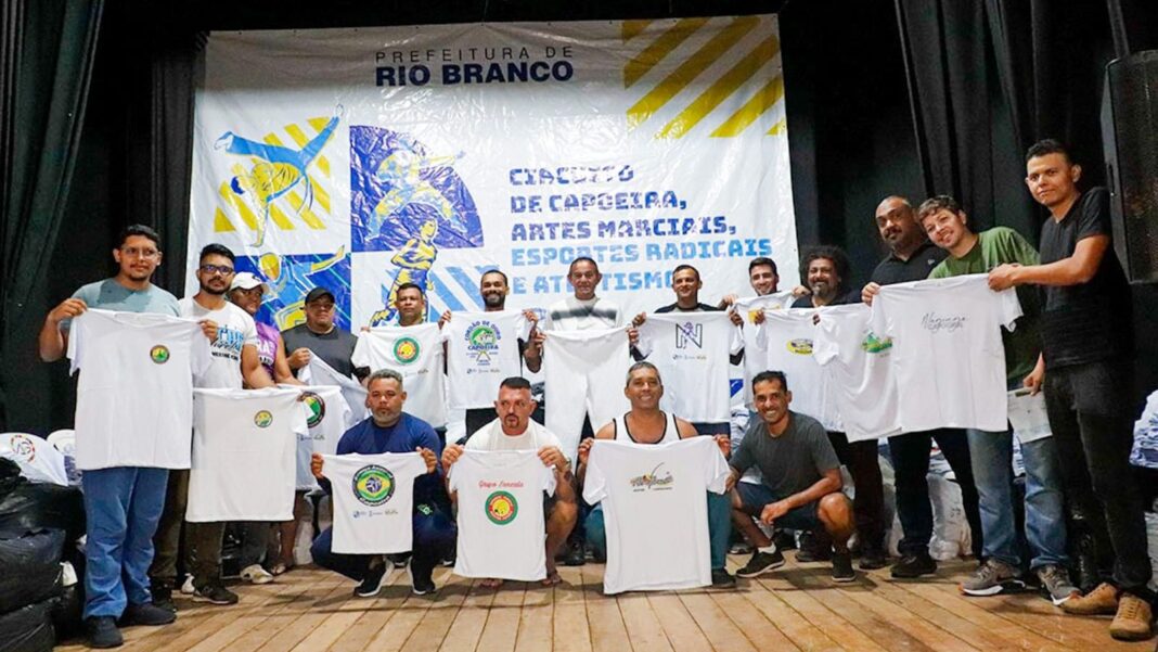 prefeitura-de-rio-branco-entrega-kits-de-uniformes-para-entidades-de-capoeira