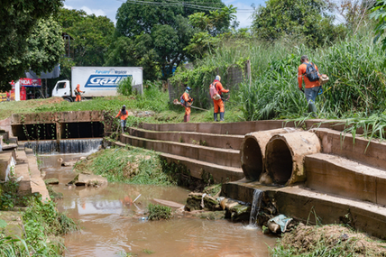 prefeitura-realiza-uma-nova-etapa-de-limpeza-da-avenida-mancio-lima-e-canal-boulevard-thaumaturgo