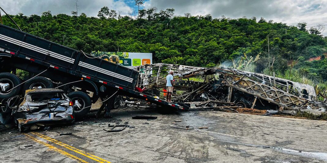 acidente-em-rodovia-deixa-22-mortos-em-minas-gerais