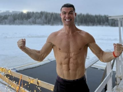 cristiano-ronaldo-entra-em-piscina-congelante-so-de-cueca-e-fisico-impressiona