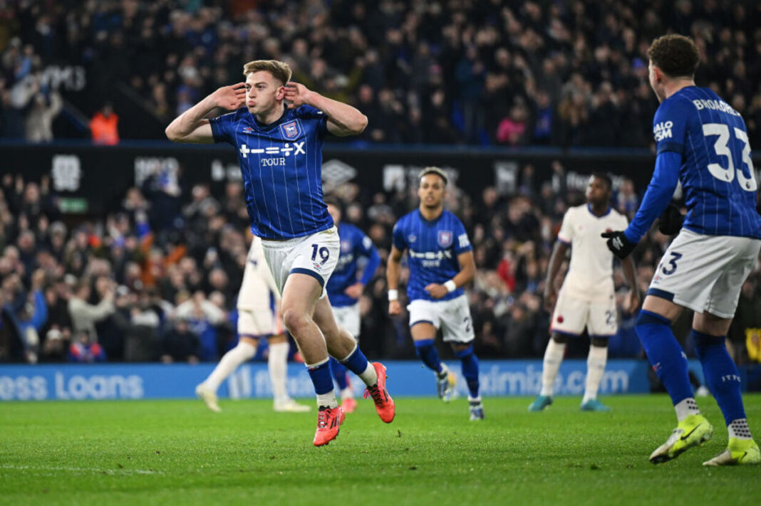 com-lei-do-ex,-ipswich-derruba-o-chelsea-e-vence-a-primeira-em-casa-na-premier-league