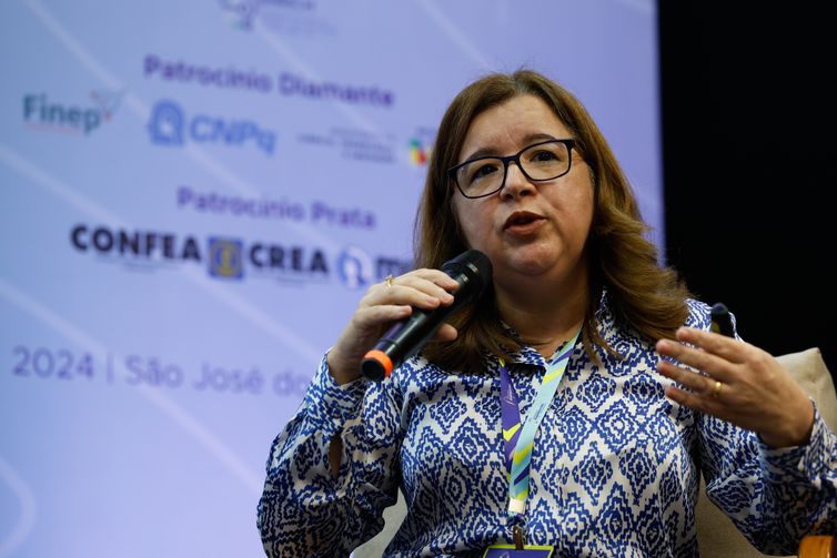 São José dos Campos (SP) 04/12/2024 - A diretora de Apoio a Ecossistemas de Inovação do Ministério de Ciência e Tecnologia, Sheila Oliveira Pires, fala em painel de sustentabilidade nas economias latino-americanas na Conferência Anprotec 2024. Foto: Fernando Frazão/Agência Brasil