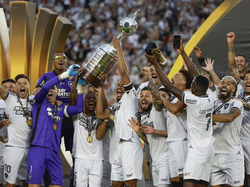 Botafogo foi campeão da Libertadores em 2024 e garantiu vaga para o Intercontinental e pro Mundial de Clubes de 2025 (Antonio Lacerda/EFE)