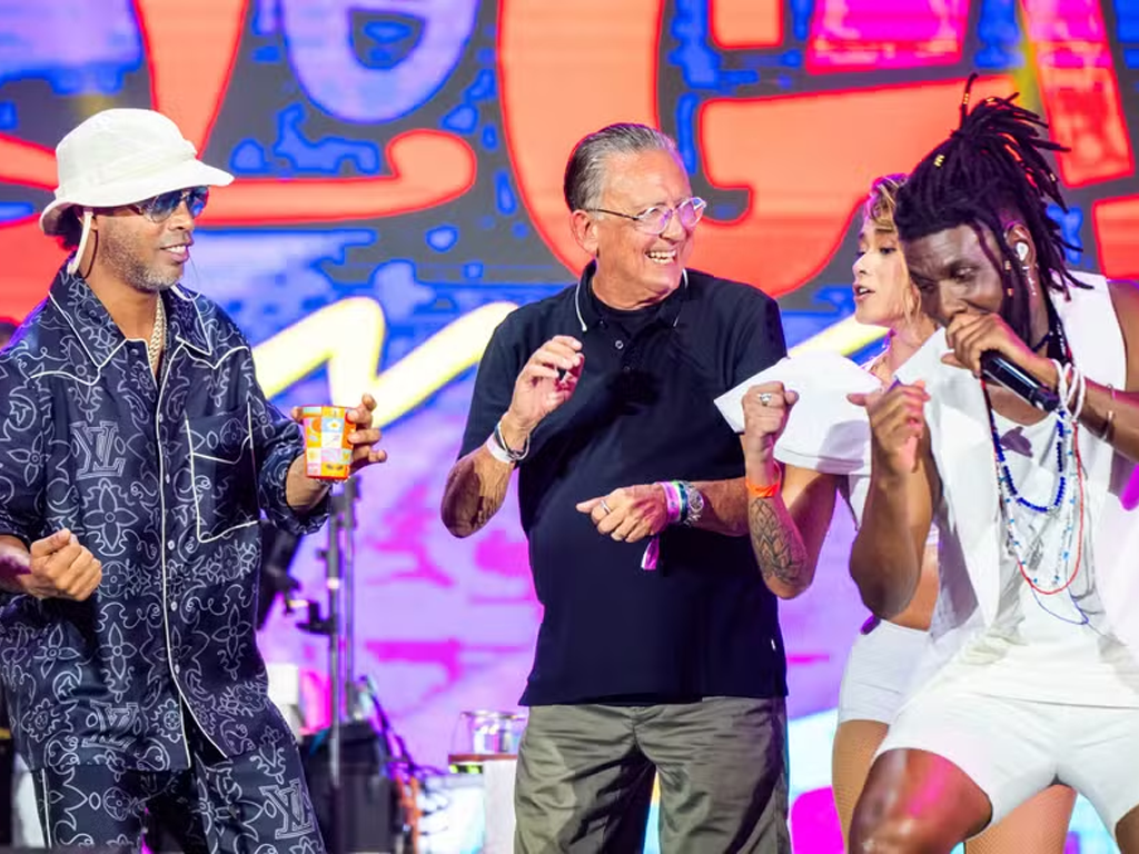 Ronaldinho Gaúcho e Galvão Bueno curtiram show do É o Tchan em Réveillon em Aimoré (Ariel Martini)