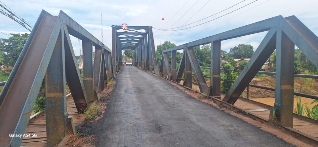 deracre-e-prefeitura-de-brasileia-executam-tapa-buraco-na-ponte-jose-augusto