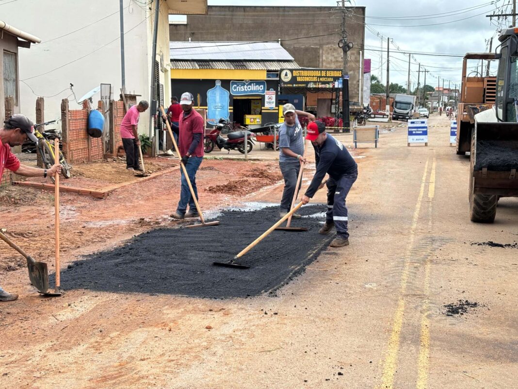 parceria-entre-estado-e-prefeitura-leva-300-toneladas-de-asfalto-as-ruas-de-xapuri