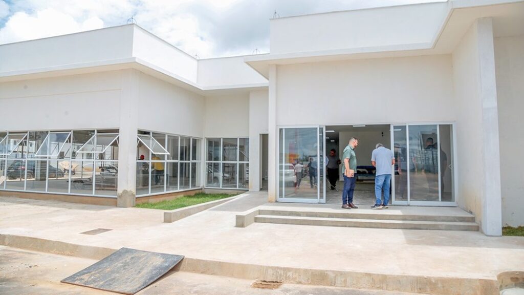 prefeito-em-exercicio-e-vereadores-visitam-obras-da-nova-sede-do-legislativo-municipal