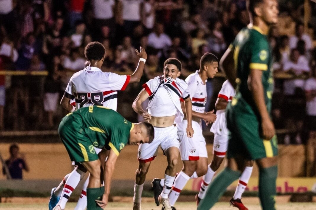 sao-paulo-supera-expulsao-para-vencer-xv-de-jau-e-lidera-grupo-na-copinha