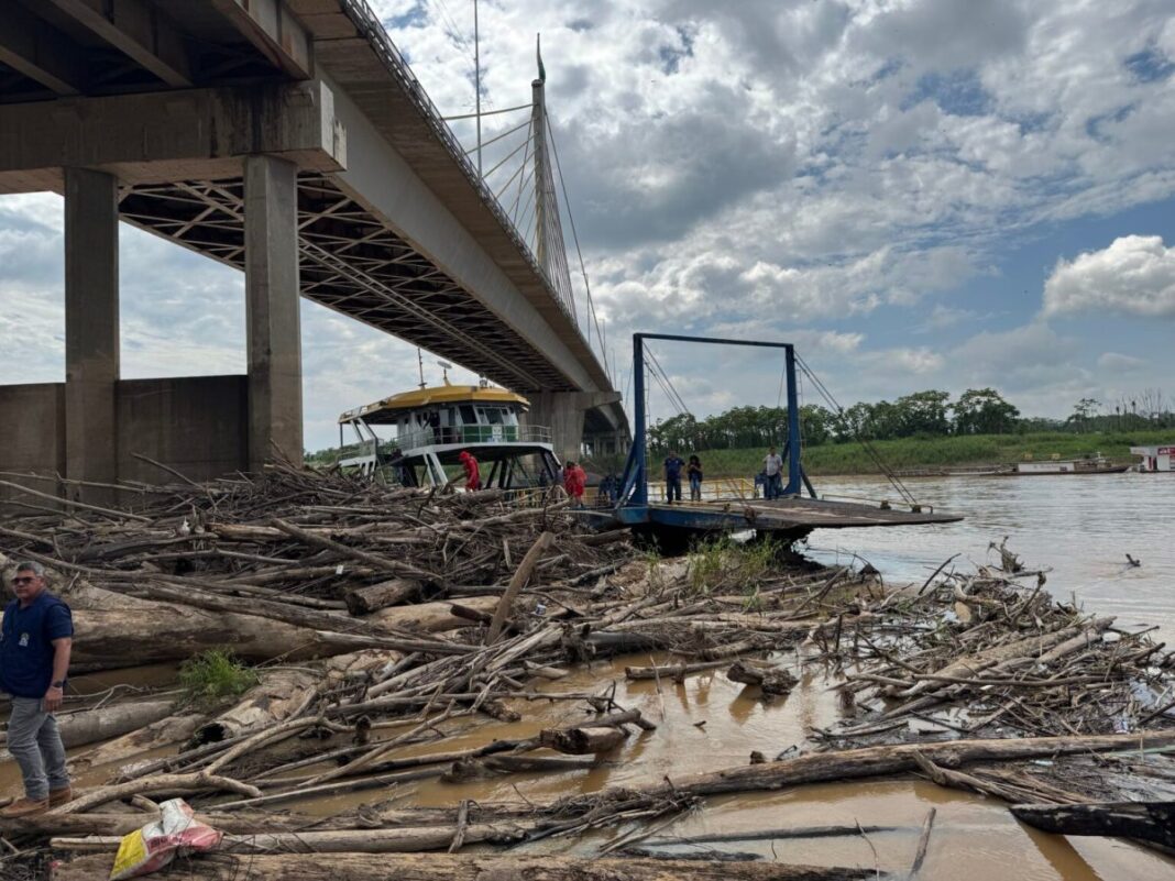 deracre-e-parceiros-fazem-a-retirada-de-balseiros-da-ponte-da-uniao