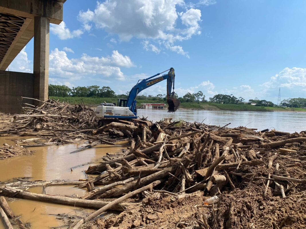 deracre,-dnit-e-corpo-de-bombeiros-removem-balseiros-da-ponte-da-uniao,-no-rio-jurua 