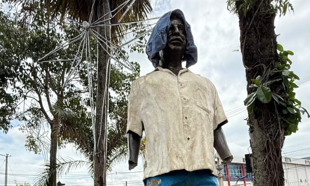 estatua-de-chico-mendes-volta-a-sofrer-vandalismo-no-centro-de-rio-branco