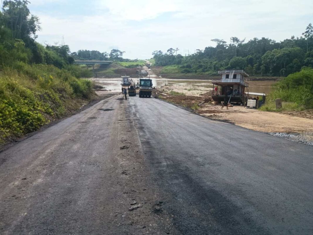 com-ponte-prestes-a-ser-interditada,-dnit-asfalta-rota-alternativa-que-da-acesso-a-balsa