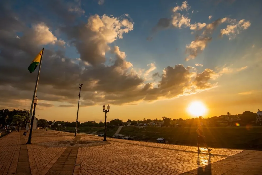 com-sol-entre-nuvens,-quinta-feira-deve-ser-quente-e-ventilada-no-acre