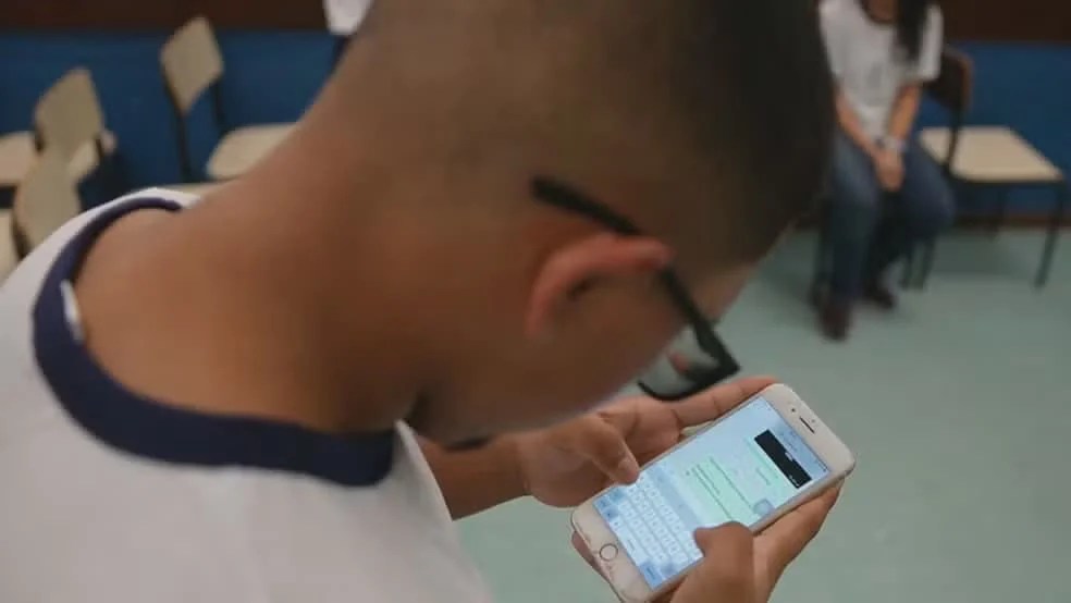 secretarias-tem-ate-marco-para-adotar-lei-que-restringe-uso-de-celular-na-escola