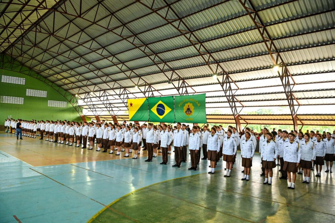 estado-forma-154-estudantes-do-ensino-fundamental-do-colegio-militar-tiradentes-em-rio-branco