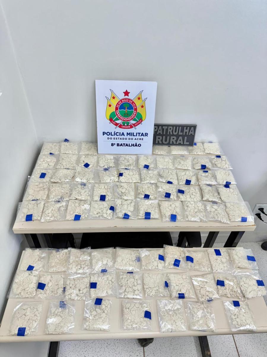 policia-militar-apreende-mais-de-70-pacotes-de-pasta-base-de-cocaina-na-br-364