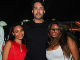 filhas-de-gloria-maria-fazem-rara-aparicao-com-o-tutor,-paulo-mesquita,-em-festival