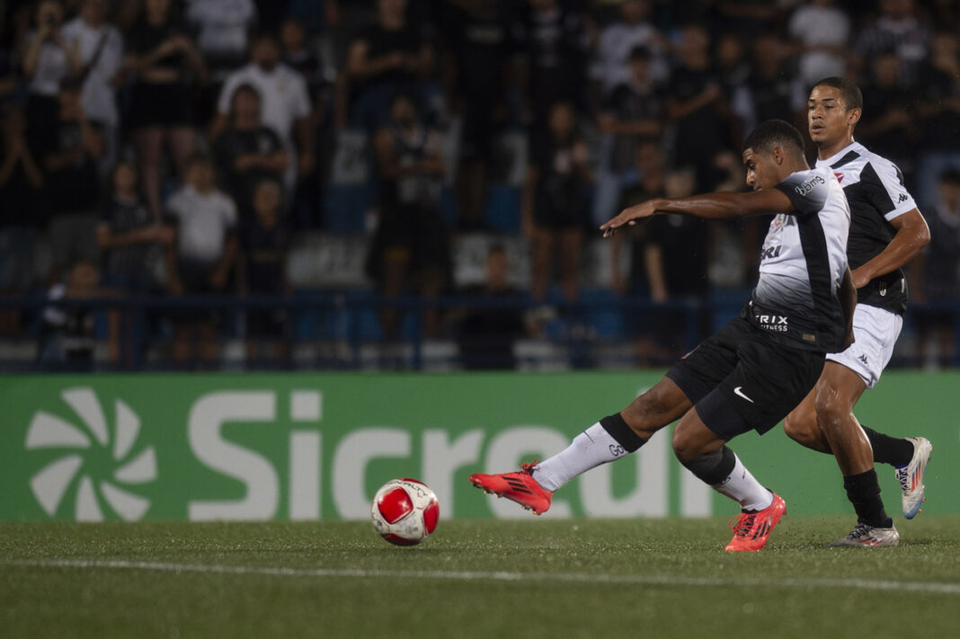 corinthians-aproveita-falha-no-inicio,-derruba-vasco-e-vai-as-semifinais