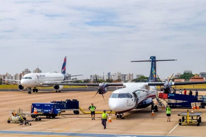 passageiro-cai-da-escada-de-desembarque-de-aviao-e-morre-em-sp