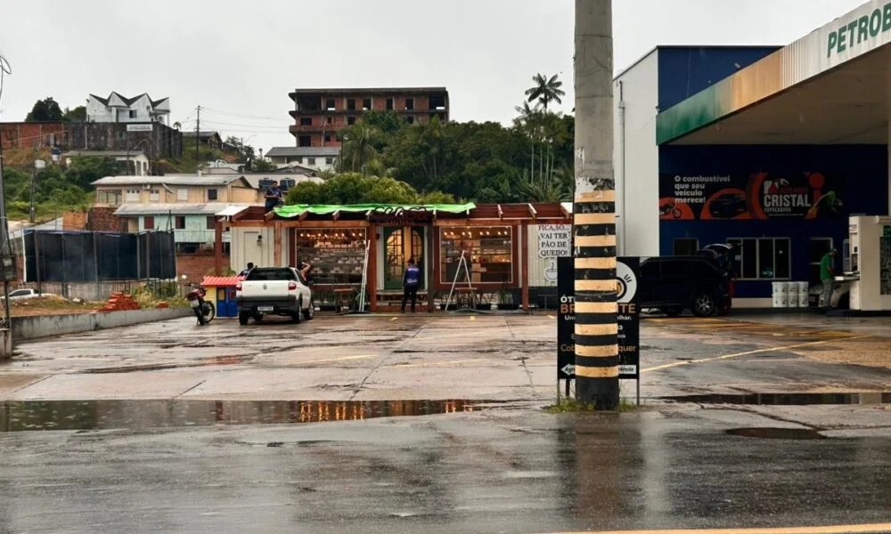 ventania-destelha-casas,-derruba-arvores-e-deixa-cruzeiro-do-sul-sem-energia-eletrica