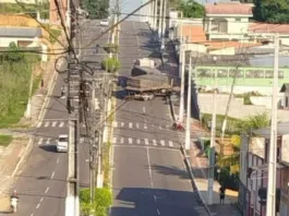 mais-uma-carreta-nao-consegue-subir-ladeira-em-cruzeiro-do-sul;-medidas-estao-sendo-implantadas