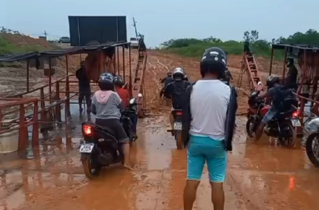 video:-apos-forte-chuva-,-motoristas-e-pedestres-enfrentam-dificuldade-na-travessia-entre-cruzeiro-do-sul-e-rodrigues-alves