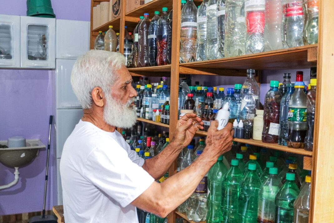 com-apoio-da-funtac,-pesquisador-de-plantas-da-floresta-no-jurua-cria-laboratorio-de-remedios-naturais