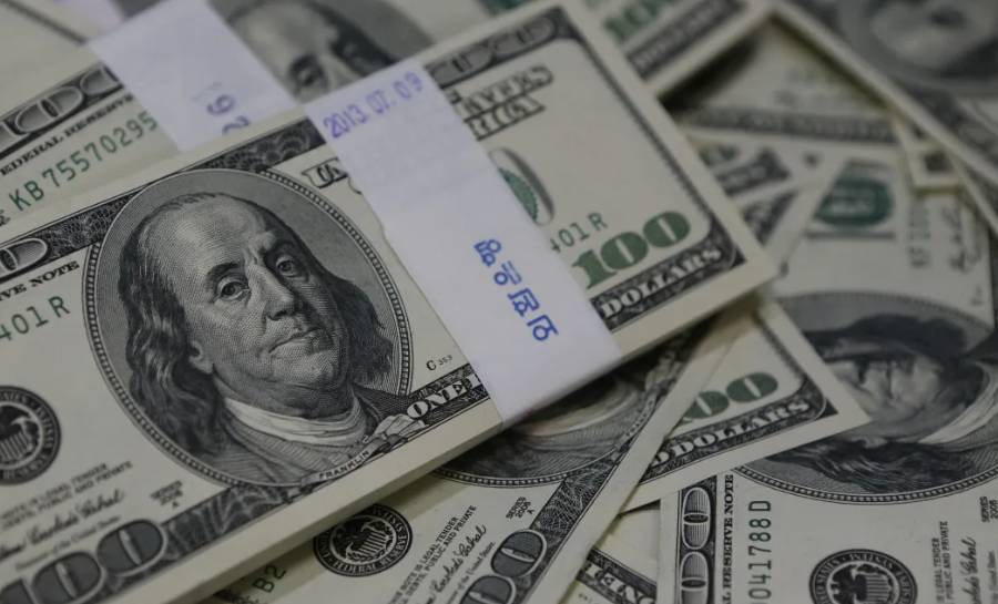 dolar-cai-a-r$-5,92,-menor-patamar-desde-novembro;-bolsa-cede-0,4%