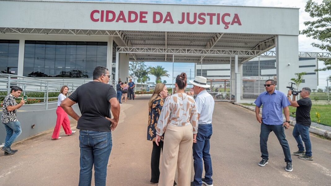 prefeito-visita-presidente-do-tj-e-conhece-o-portal-do-acolhimento-na-cidade-da-justica