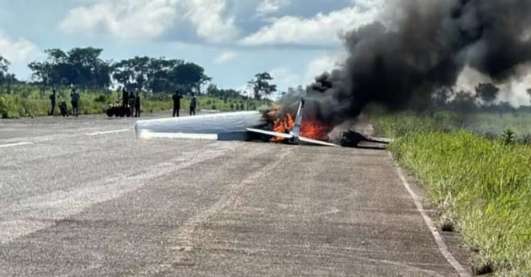 aviao-de-pequeno-porte-pega-fogo-apos-pouso-forcado-em-aeroporto-no-interior-de-mg