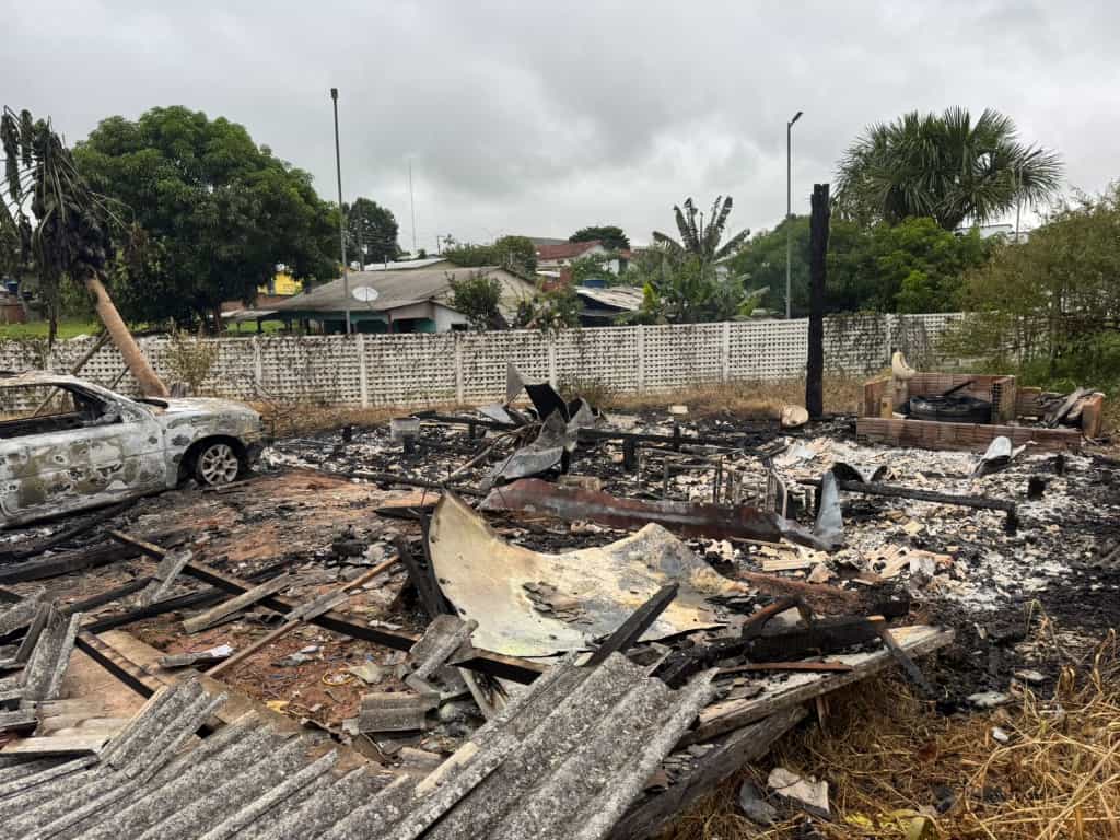 video;-incendio-destroi-casa-de-madeira-e-carro-em-rodrigues-alves