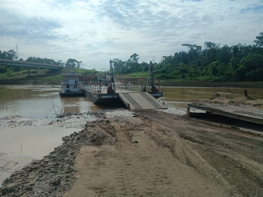 balsa-do-rio-caete-continua-inoperante-e-trafego-de-veiculos-ocorre-pela-ponte-danificada