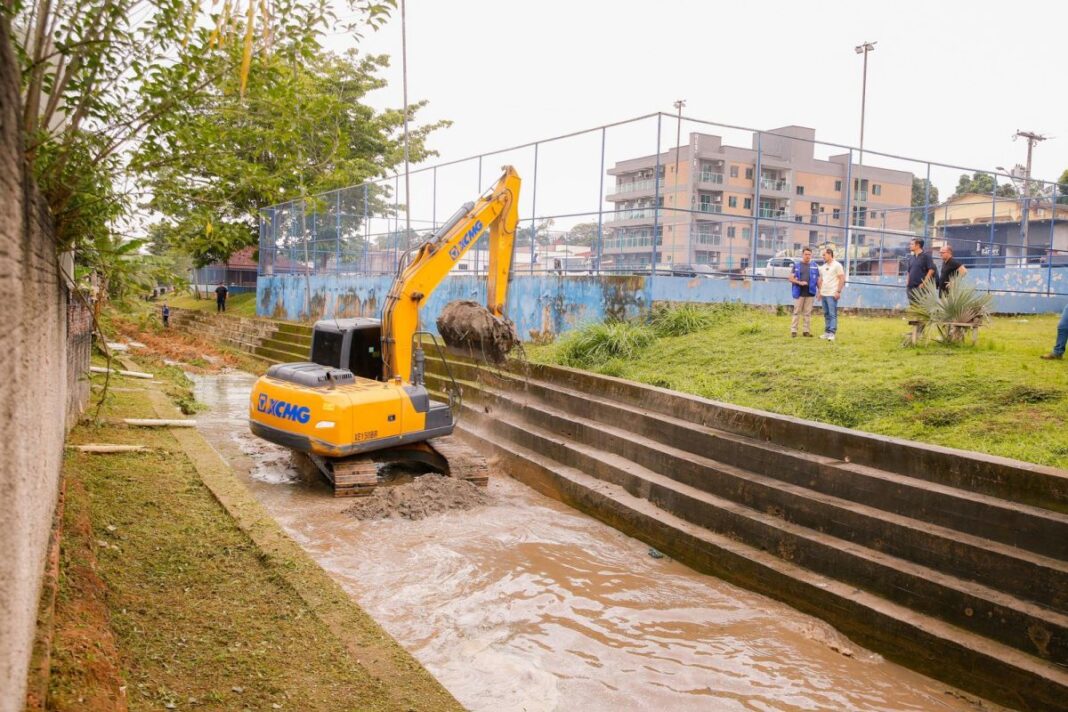 igarape-boulevard-na-avenida-mancio-lima-passa-por-mutirao de limpeza