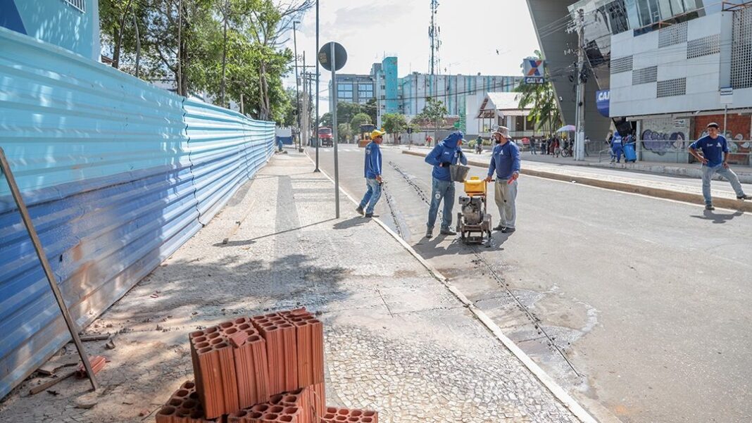 obras-de-extensao-da-rede-de-esgoto,-na-praca-da-revolucao,-beneficiara-quiosques-e-moradores