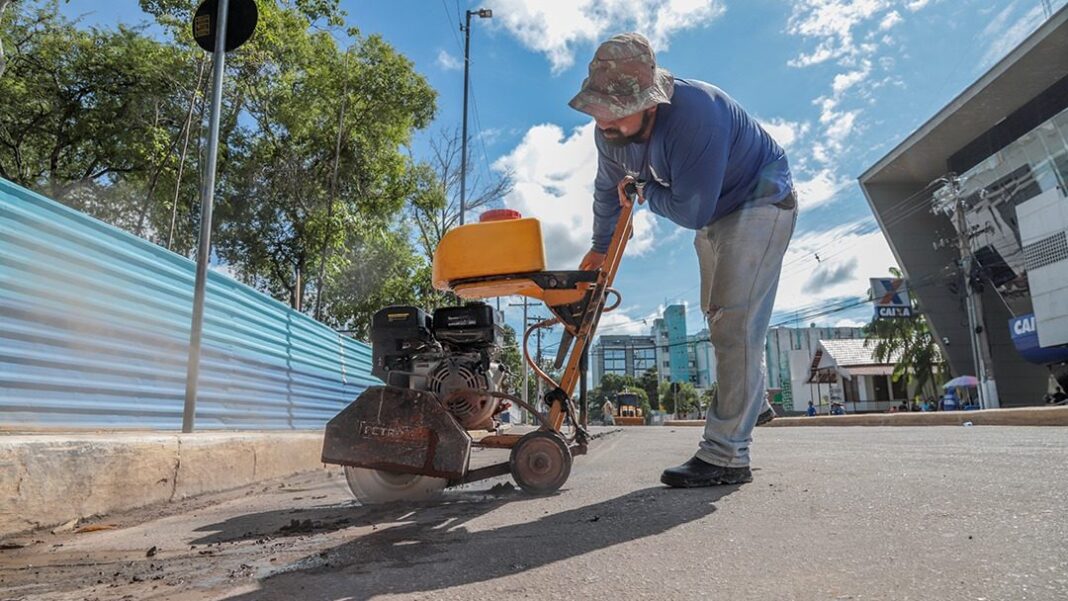 obras-de-extensao-da-rede-de-esgoto,-na-praca-da-revolucao,-beneficiara-quiosques-e-moradores